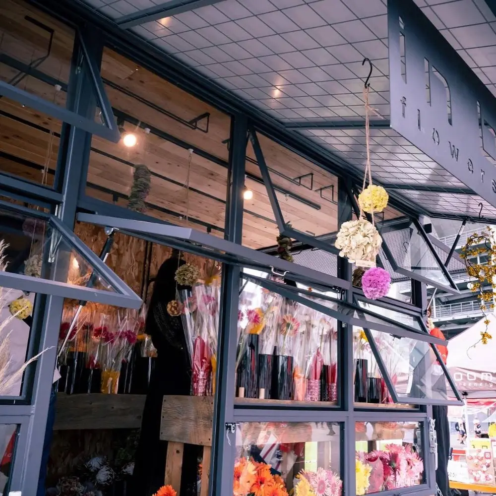 鉄フレームとガラス開口の移動花屋（Mobile Florist）