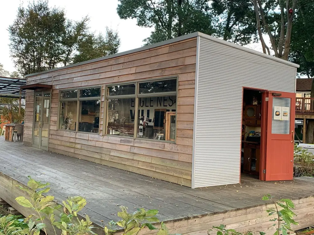 茨城県常総市のヒュッケビレッジ｜長尺のショップ兼カフェ棟