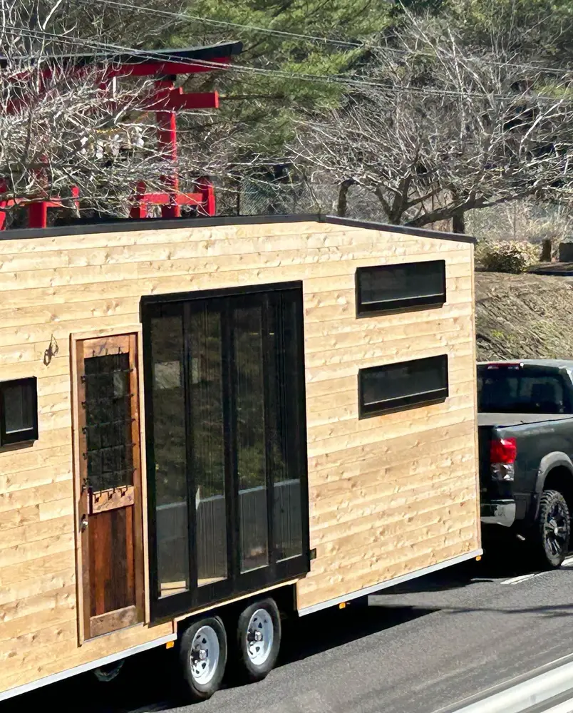 セカンドハウス用トレーラーハウスの牽引・納車の様子