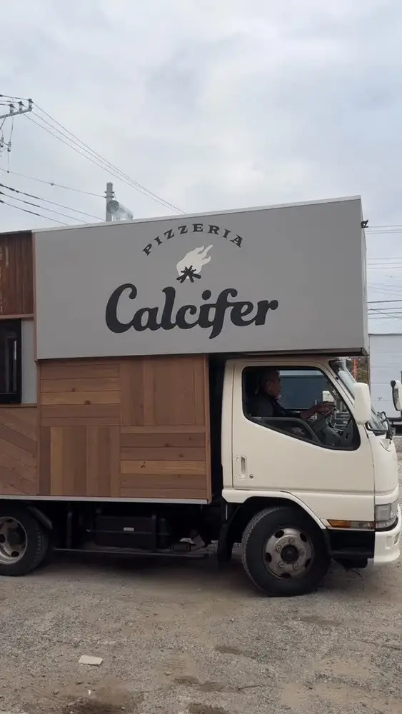 ピザ窯を搭載したキッチンカー「PIZZERIA Calcifer」