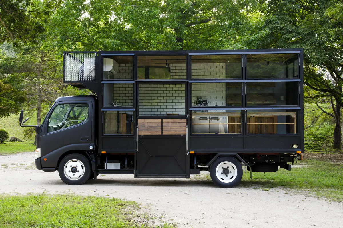 KAZARI KITCHENのマットブラック×ガラスショーケースのキッチンカー Type A｜TOWN DESIGN LABO設計