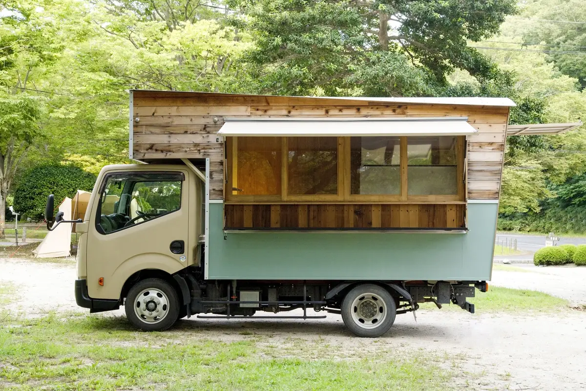 KAZARI KITCHENの杉板張り×ミントグリーンのキッチンカー Type B｜TOWN DESIGN LABO設計