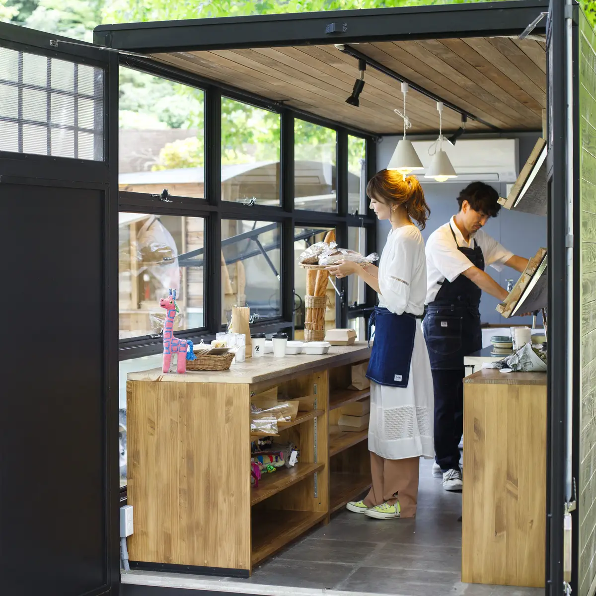 KAZARI KITCHENのキッチンカーで営業する様子