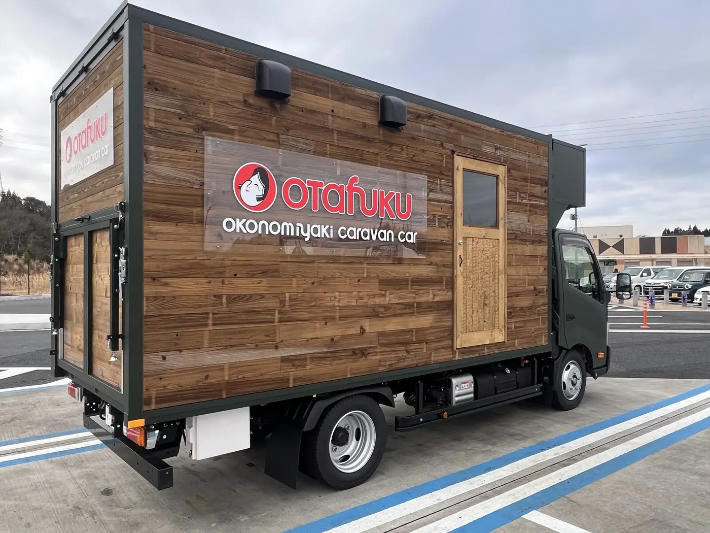 オタフクソースのお好み焼きキッチンカー「otafuku okonomiyaki caravan car」外観｜TOWN DESIGN LABO設計